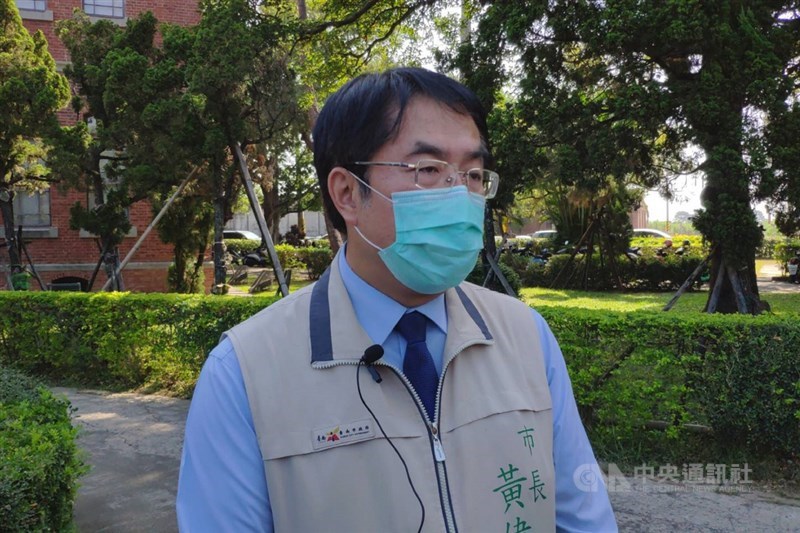 長榮大學一名馬來西亞籍女學生日前遭強擄遇害,台南市長黃偉哲(圖)3日再度致歉,他表示,身為市長應負起完全責任。(中央社檔案照片)