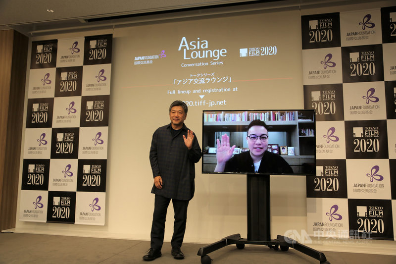 第33屆東京國際影展舉辦期間,台灣新銳導演黃熙2日受邀於「亞洲交流沙龍」與知名導演是枝裕和對談。中央社記者楊明珠東京攝 109年11月3日