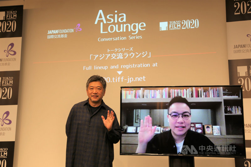 第33屆東京國際影展10月31日開幕,受武漢肺炎影響,部分活動線上舉行。圖為日本導演是枝裕和與在台北的新銳導演黃熙對談。中央社記者楊明珠東京攝 109年11月3日