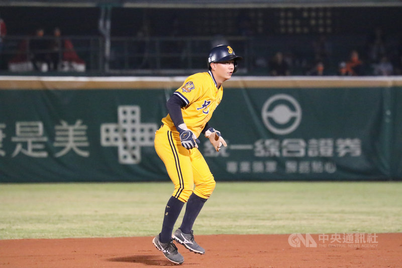 中華職棒31年台灣大賽第3戰3日晚間在台南球場進行,中信兄弟隊江坤宇單場4安,帶動全隊反攻氣勢,賽後獲選單場MVP,以20歲122天成為中職台灣大賽史上最年輕單場MVP。(中信兄弟提供)中央社記者楊啟芳傳真 109年11月3日