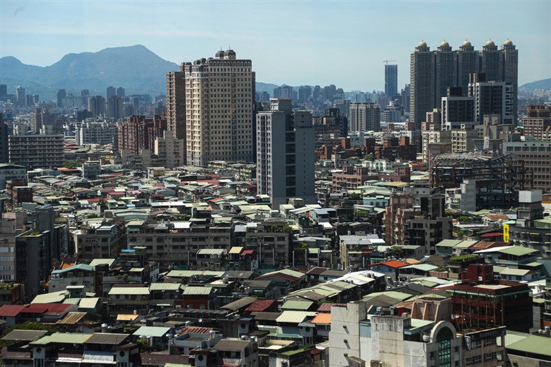 財政部長蘇建榮認為,調高囤房稅是中長期可考慮的措施,但要依行政院整體方案來做。(中央社檔案照片)