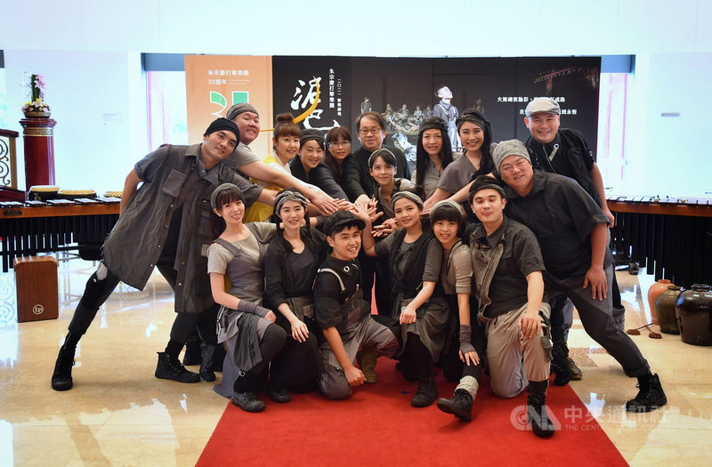 朱宗慶打擊樂團擊樂劇場「泥巴」在2019年首演後,佳評如潮,樂團特別選作為35週年代表作品,2021年1月1日將在國家戲劇院演出。圖為朱宗慶(後中)與樂團成員3日彩排時合影。中央社記者王飛華攝 109年11月3日