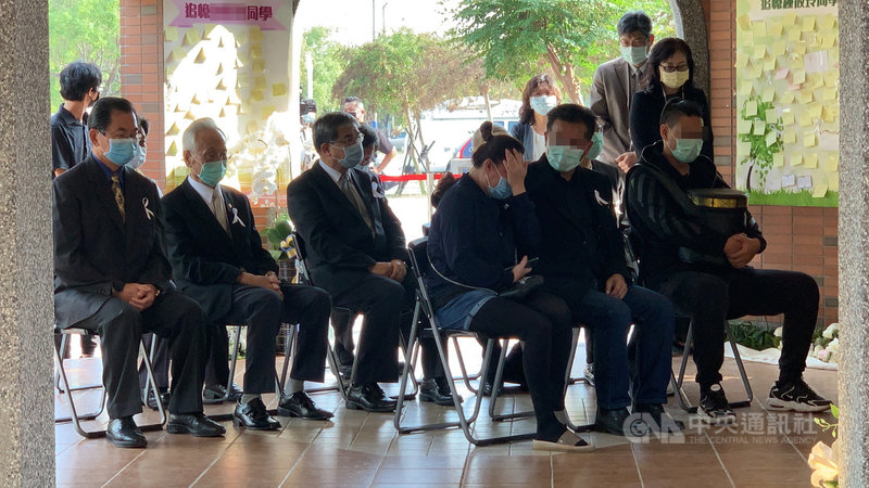 長榮大學外籍女學生遭強擄殺害，女學生父母3日下午帶著女兒骨灰參加校方舉辦的追思會，代替女兒領取畢業證書，幾度激動落淚。中央社記者張榮祥攝　109年11月3日
