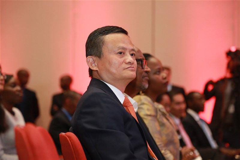 螞蟻科技集團戲劇性地暫緩上市,本質是因應監管政策變化採取保護投資人的措施,但也凸顯中國政企關係的複雜微妙。圖前為螞蟻集團實際控制人馬雲。(中新社)