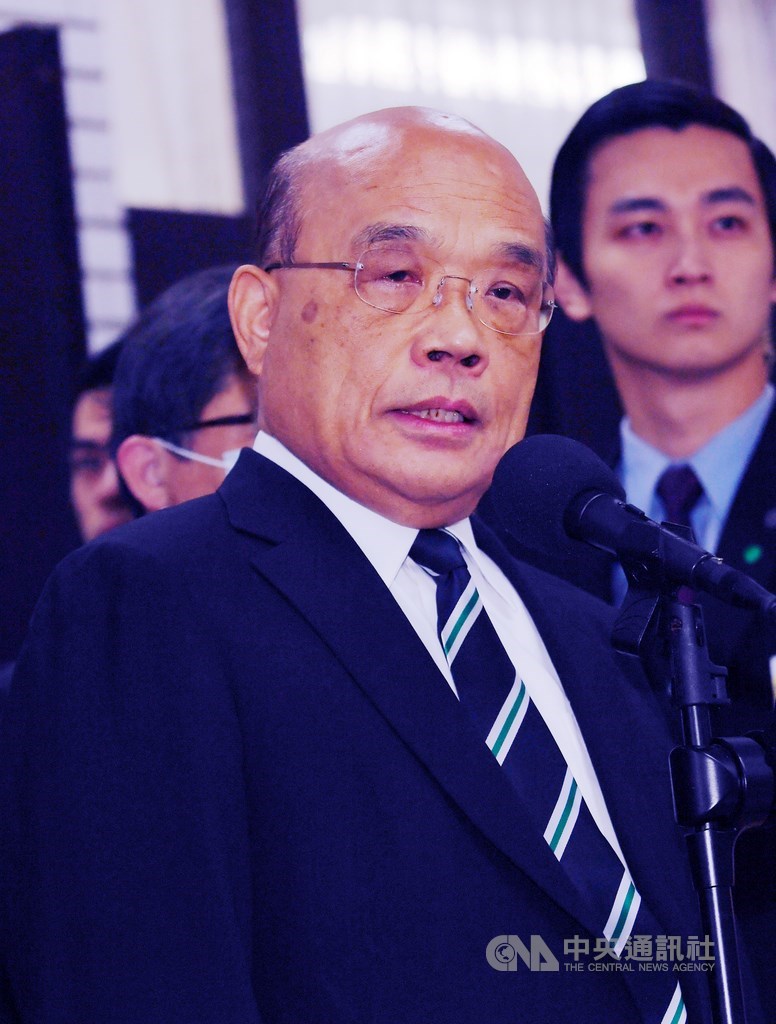 行政院長蘇貞昌(前)3日赴立法院提出施政報告並備質詢前接受採訪指出,治安會報不開,這種大型會議是他決定的,在防疫期間,不必開的會議、不必要的聚集就不要進行;但對相關的治安會議,一點也不敢鬆懈。中央社記者施宗暉攝 109年11月3日