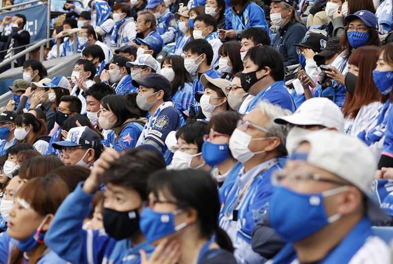 日本職棒1日晚間由橫濱DeNA灣星隊在主場出戰阪神虎隊,橫濱巨蛋內坐滿觀賽球迷。(共同社)