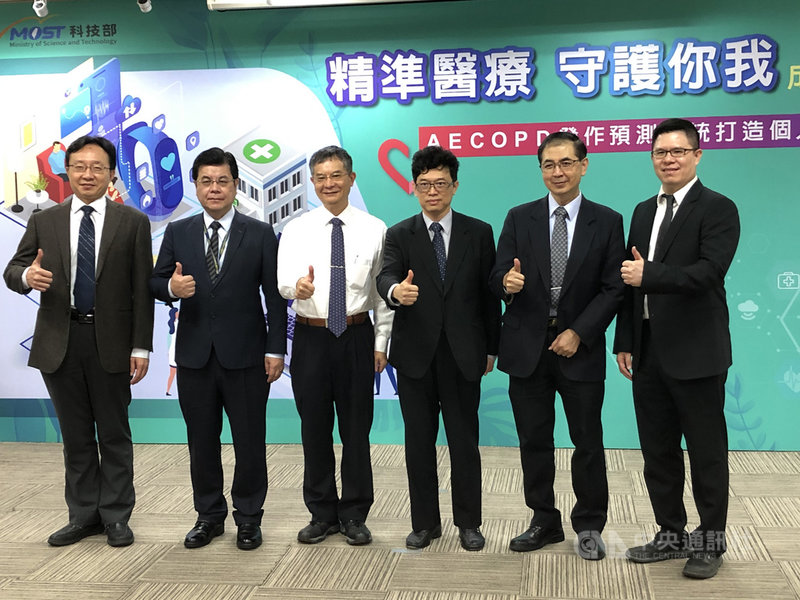 科技部於4日舉行研究記者會,左起台大醫院胸腔內科醫師簡榮彥、科技部前瞻司司長陳國樑、台大生醫電子與資訊學研究所教授賴飛羆、科技部政務次長謝達斌、台大AI中心共同主任傅立成、副執行長曾柏元。中央社記者蘇思云攝 109年11月4日