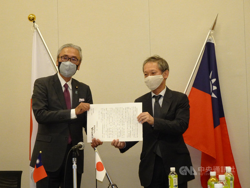 日本超黨派國會議員組成的「日華議員懇談會」4日召開幹部會議,通過力挺台灣參與世界衛生大會(WHA)的決議文。日華懇會長古屋圭司(左)將決議文交給外務省官員。中央社記者楊明珠東京攝 109年11月4日