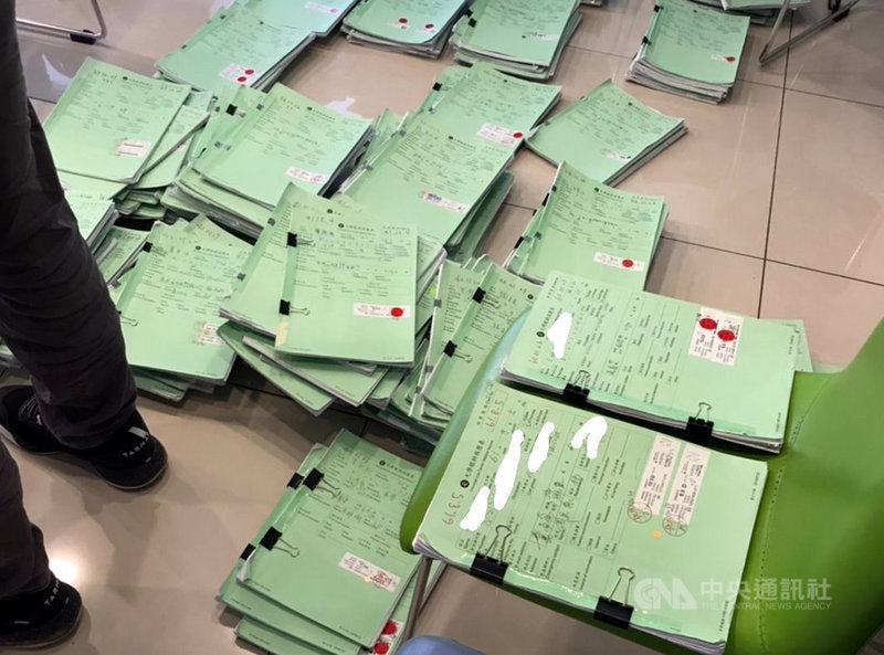 嘉義市一家眼科診所賴姓、楊姓及許姓醫師,自108年起,涉詐領健保費新台幣1800萬元,被告3人4日均交保。圖為檢警查扣大批的民眾病歷資料。(嘉義地檢署提供)中央社記者黃國芳傳真 109年11月4日