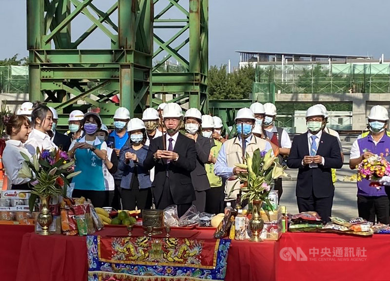經濟部斥資新台幣20億元在高鐵台南站旁打造的大台南會展中心,4日舉行上梁典禮,預期民國110年6月完工後將成為新地標,未來將委外營運。(台南市政府提供)中央社記者張榮祥台南傳真 109年11月4日