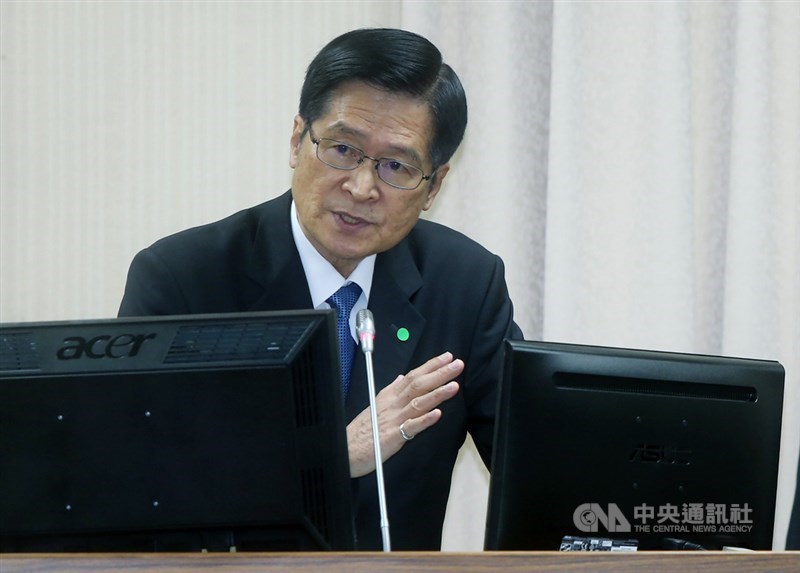 國防部長嚴德發4日赴立法院外交及國防委員會,談到三軍超過30年以上設備汰除時間,他表示除採購新式武器,舊有武器也會進行性能提升及延壽,相關作為都會納入五年兵力整建計畫中。(中央社檔案照片)