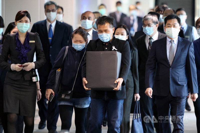 長榮大學外籍女學生遭擄殺害,女大生父母來台為愛女辦後事。4日上午在內政部次長陳宗彥(前右)、移民署及航警局等單位陪同下,透過環宇商務中心辦理登機出關手續。中央社記者吳睿騏桃園機場攝 109年11月4日
