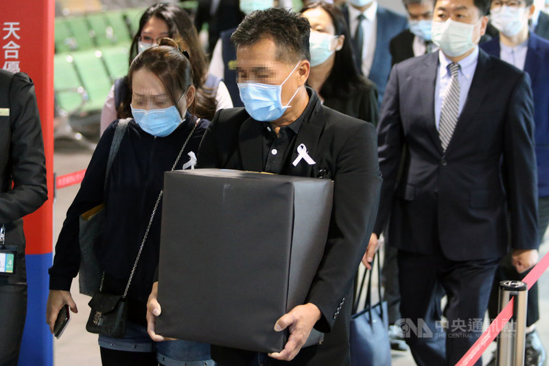 長榮大學外籍女學生遭擄殺害,女大生父母來台為愛女辦後事,將女兒遺體火化,並代領畢業證書。4日一早女大生父母搭車從過境旅館扺達機場,父親雙手緊抱女兒骨灰,母親在旁淚流不止,要把女兒帶回馬來西亞。中央社記者吳睿騏桃園機場攝 109年11月4日