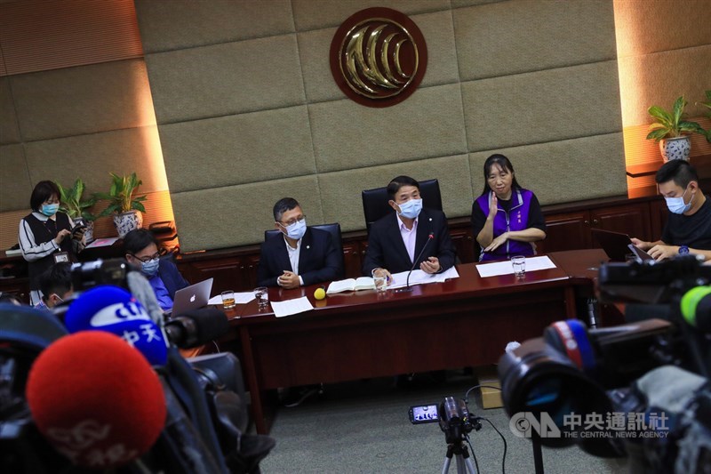 國家通訊傳播委員會(NCC)第936次委員會議4日舉行,會中討論包括中天新聞台換發執照續行討論案等。NCC副主委暨發言人翁柏宗(後中)會後受訪,說明討論案相關內容。中央社記者吳家昇攝 109年11月4日