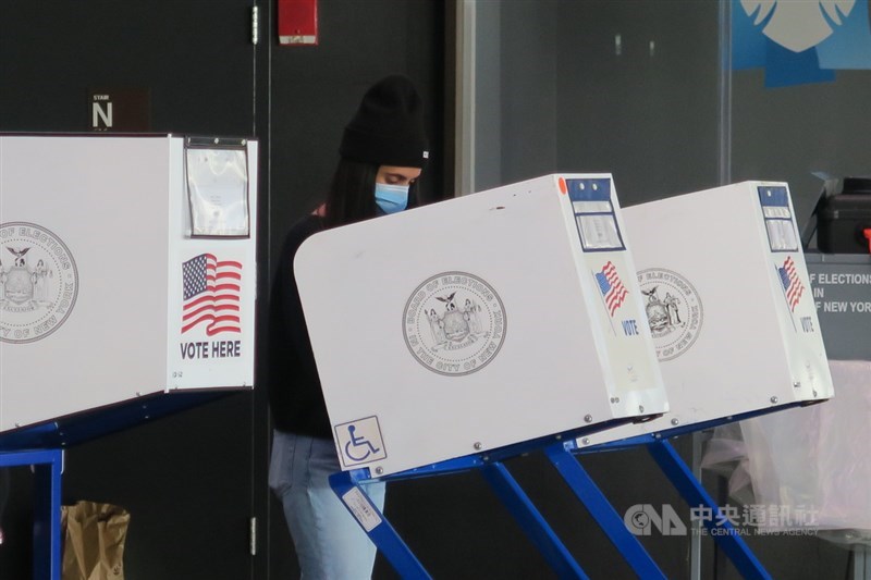 紐約巴克萊中心變身投票所,選務人員為預防2019冠狀病毒疾病清潔使用過的圈票處。中央社記者尹俊傑紐約攝 109年11月4日