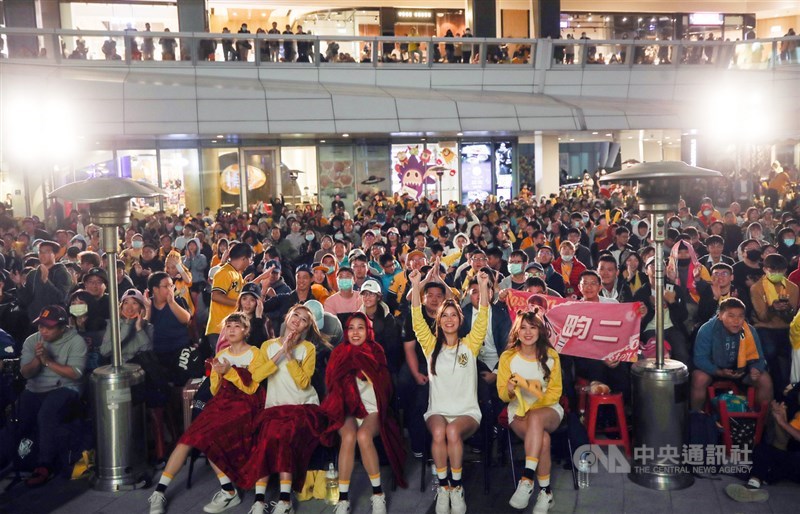 中華職棒7戰4勝制總冠軍戰正如火如荼進行中,台北中國信託金融園區4日晚間舉辦直播派對邀球迷前來為選手打氣,現場滿是人潮,連2樓空橋走道處都有球迷聚集。中央社記者張新偉攝 109年11月4日