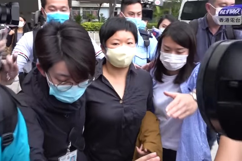 香港警方3日拘捕官方香港電台編導蔡玉玲(前中),並表示接獲市民投訴,指有人在一個電視節目中公開報導車主相關資料,懷疑侵犯個人隱私。(圖取自facebook.com/RTHKVNEWS)
