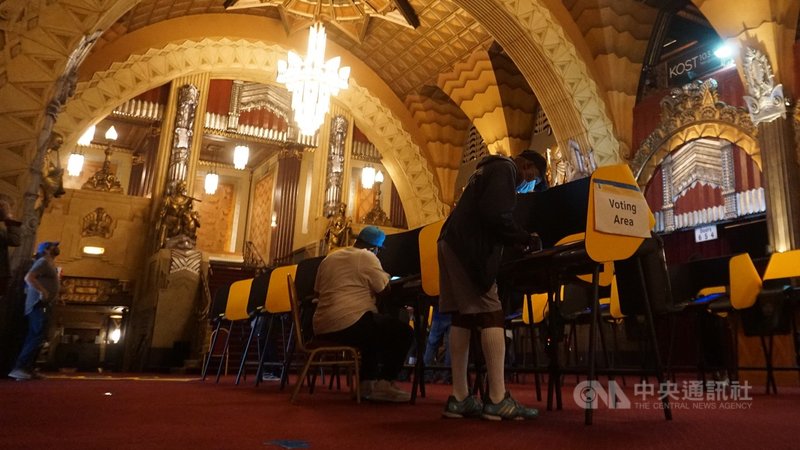 美國總統大選3日正式投票,洛杉磯90年歷史的潘塔吉斯劇院(Pantages Theatre)設置投票所,抬頭就可看到華麗的吊燈與拱形挑高天花板。中央社記者林宏翰洛杉磯攝 109年11月4日