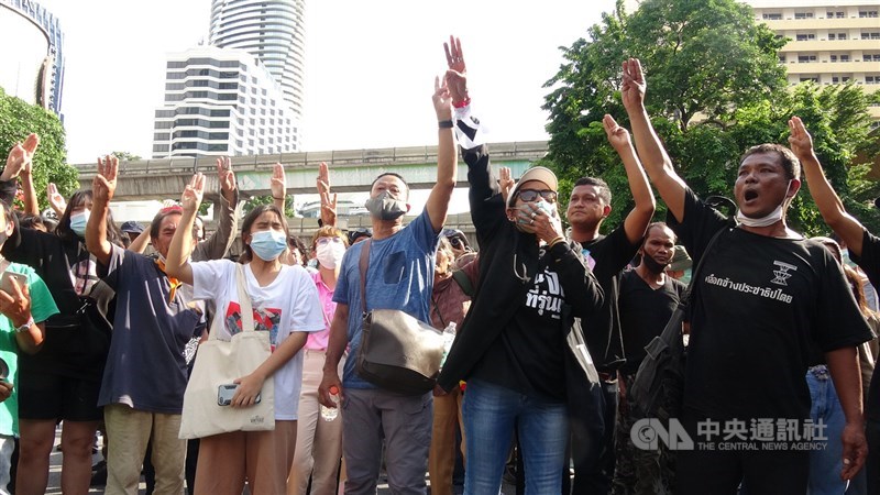 泰國爆發抗議浪潮,學運史無前例的觸碰禁忌要求改革王室、總理下台,雖然王室試圖變親民回應,但抗議者不買單,和解之路短期內仍不明朗。圖為10月15日示威者無懼緊急命令,聚集在曼谷鬧區的叻巴頌路口,高舉象徵反獨裁的三根手指高喊要總理下台。(中央社檔案照片)