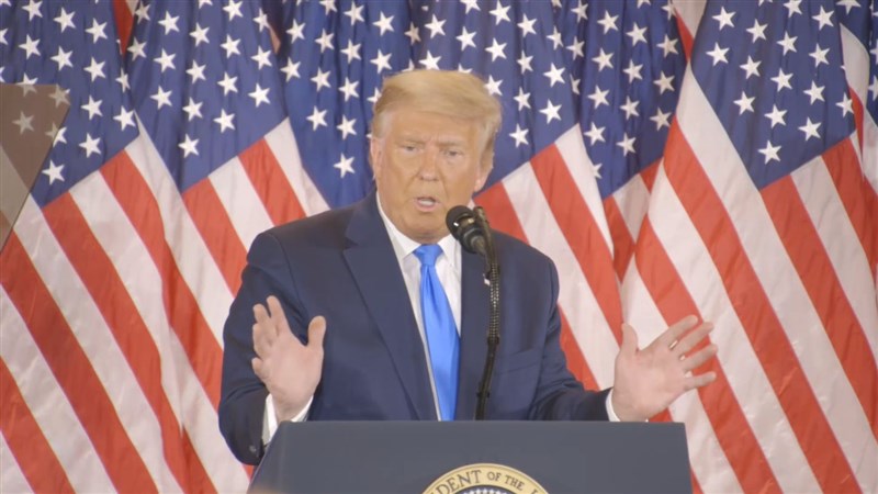 儘管美國若干搖擺州的郵寄選票尚待採計,尋求連任的共和黨籍總統川普在白宮發表談話,宣稱已贏得大選。(圖取自facebook.com/DonaldTrump)