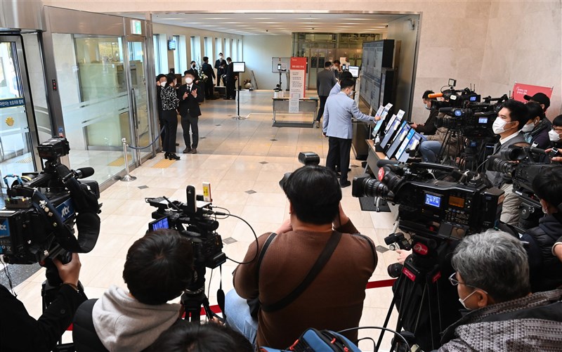 韓國政府表示,一名曾到已故三星會長李健熙葬禮採訪的記者確診武漢肺炎,由於多名政治人物當天也在場,可能造成多人染疫。圖為大批媒體記者在李健熙葬禮轉播。(韓聯社)