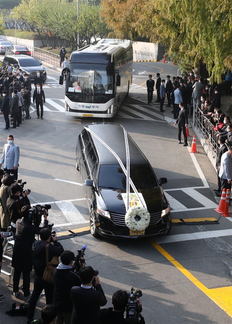 參與已故三星會長李健熙葬禮的政經界、文藝界及體育界人士眾多,賓客人數高達1000多人,當天採訪的記者確診武漢肺炎可能造成不特定多人染疫。(韓聯社)