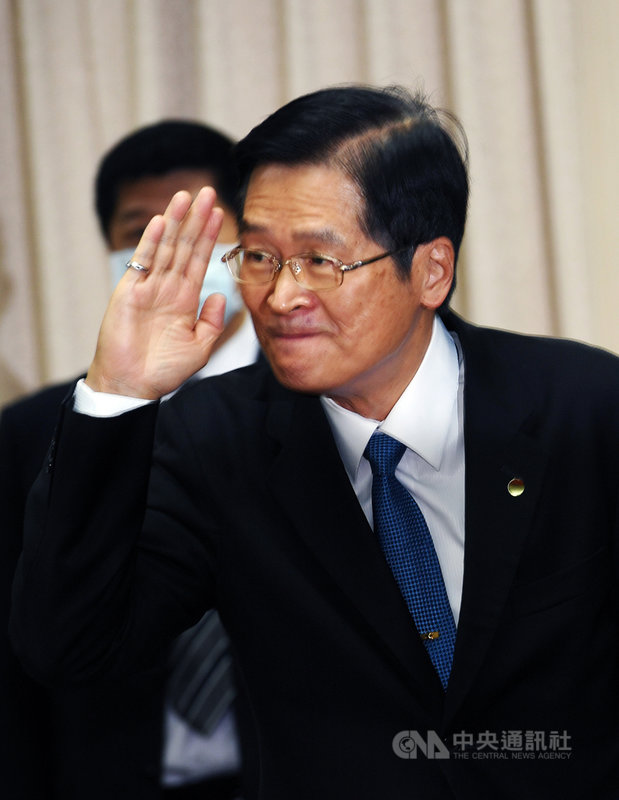 國防部長嚴德發(圖)4日在立法院外交及國防委員會報告並備詢,進入會議室後,向主席、國民黨立委呂玉玲行舉手禮致意。中央社記者施宗暉攝 109年11月4日