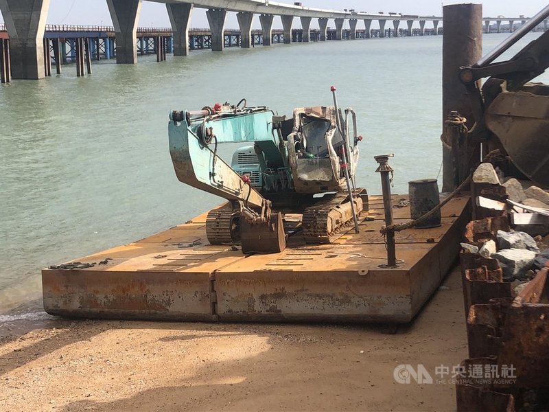 受強勁風浪影響,中國大陸3具各搭有一台怪手的浮具漂到金門大橋附近海域;交通部航港局中部航務中心說,浮具固定在金門大橋淺灘區,其中兩具中方已拖回。(中部航務中心提供)中央社 109年11月5日