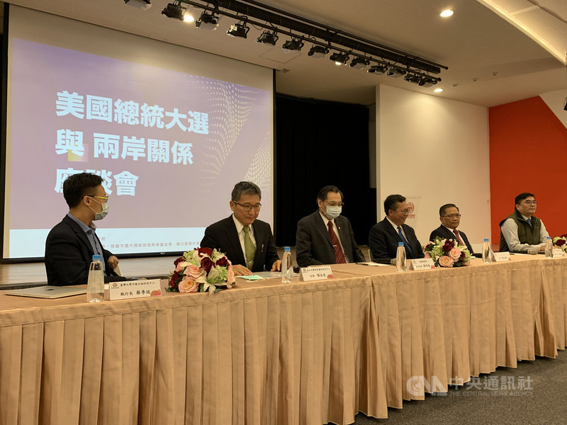 桃園市政府與大陸委員會等單位5日在桃園舉辦「美國總統大選與兩岸關係座談會」,陸委會主委陳明通(左3)、桃園市長鄭文燦(右3)及學者專家等人與談。中央社記者葉臻攝 109年11月5日