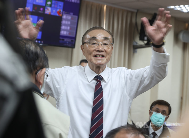 國民黨立委鄭天財5日針對原住民涉訟案質詢退輔會，因不滿主委馮世寬（中）回應，上前推擠並潑咖啡；馮世寬事後受訪表示，鄭天財提到退輔會欺負原住民，「是踩到我的紅線、踢到我的心」。中央社記者謝佳璋攝　109年11月5日