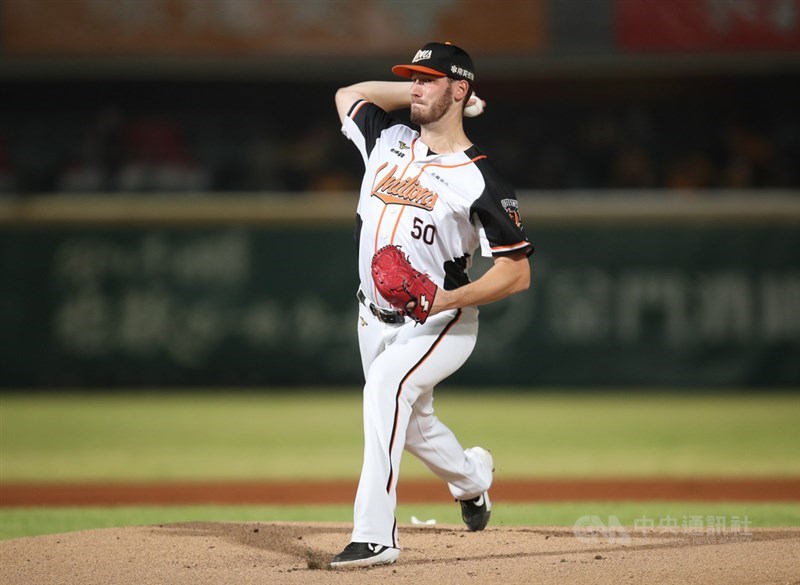 中華職棒7戰4勝制總冠軍賽(台灣大賽)5日晚間在台南棒球場進行第5戰,統一獅隊背水一戰,由洋投布雷克(Brock Dykxhoorn)先發登板。中央社記者張新偉攝 109年11月5日