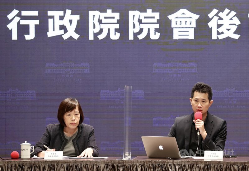 行政院發言人丁怡銘(右)5日主持行政院會後記者會,國發會副主委高仙桂(左)出席。中央社記者張皓安攝 109年11月5日