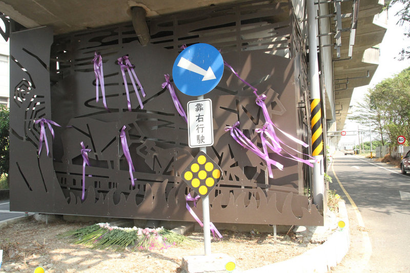 長榮大學馬來西亞籍女學生遭強擄殺害,學校附近的店家5日發起追思活動,在案發地附近繫絲帶、擺放鮮花。中央社記者楊思瑞攝 109年11月5日