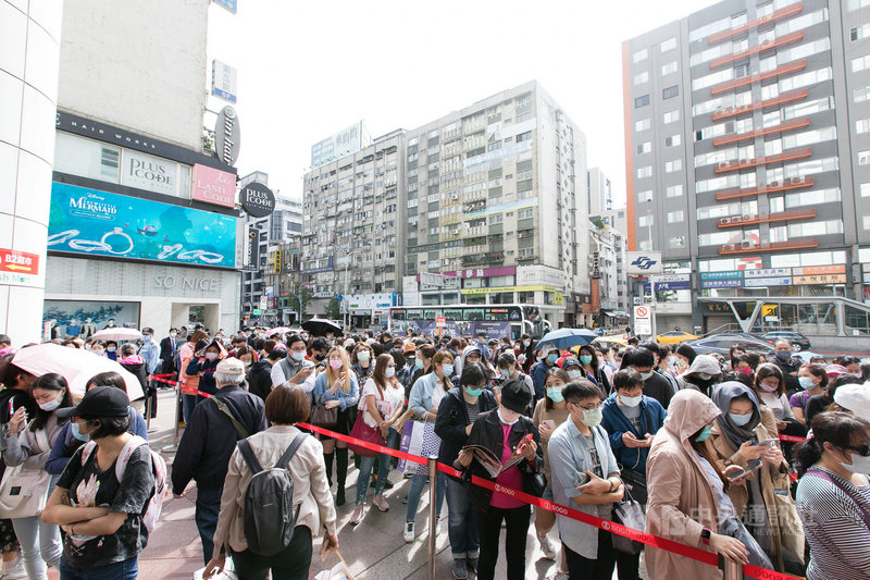 SOGO百貨週年慶於5日開跑,開店前就出現人潮爆滿,塞爆捷運出口的情形,開店人潮也比去年多2成。(SOGO百貨提供)中央社記者蘇思云傳真 109年11月5日