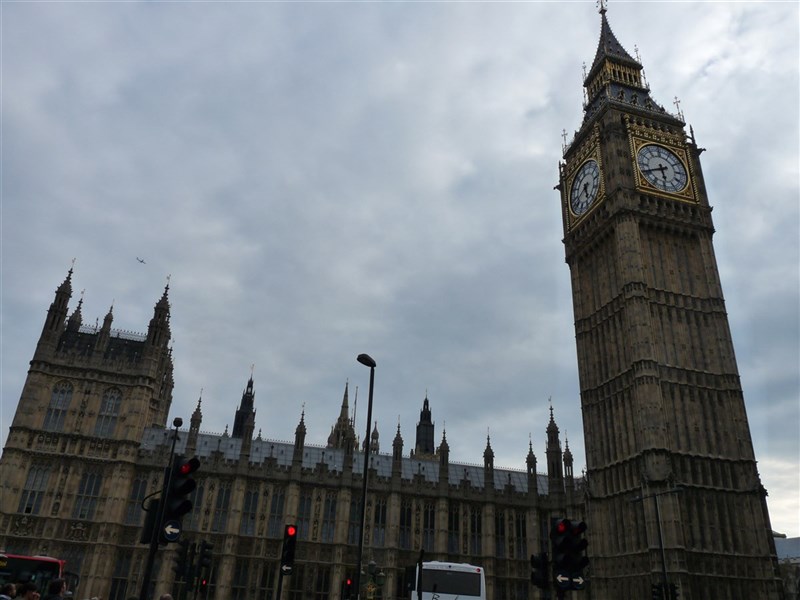英國4日創下5月以來武漢肺炎最高單日病故人數,多達492人。下議院通過從5日起在英格蘭地區實施長達4週禁足令。圖為英國國會。(中央社檔案照片)