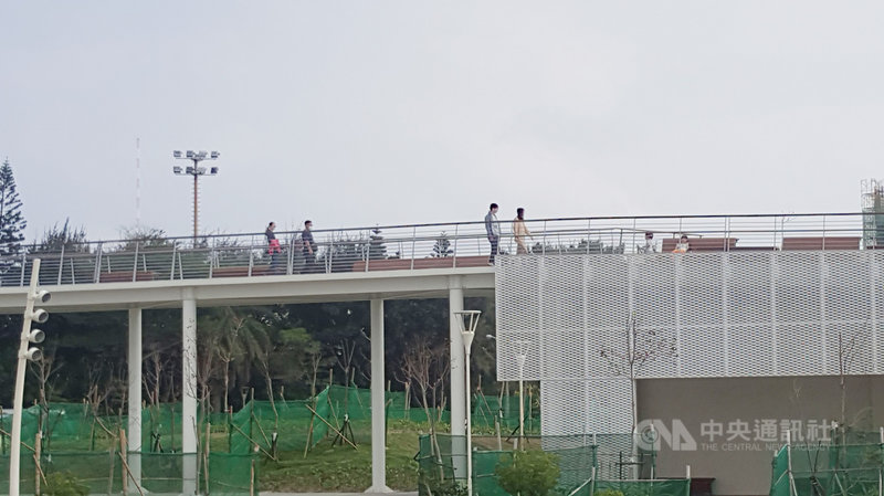 澎湖縣政府表示,位於馬公第三漁港港區的「國際廣場」,占地近5公頃,是縣府爭取前瞻建設的重大工程之一,自民國107年底動工作,預計今年底可完工,可望成為觀光、休憩的綜合性廣場。中央社 109年11月5日