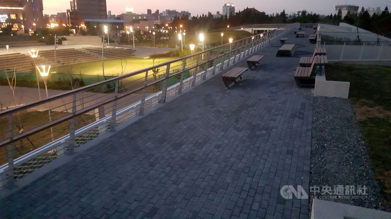 預計今年底完工的澎湖馬公第三漁港國際廣場,園區規劃有地景長廊、綠地、兒童遊戲區、戶外活動劇場、景觀步道與停車場等,未來結合周邊博物館、文化及運動園區以及魚市場,兼具活動、表演及休憩等功能,預期將成澎湖新灣區亮點。中央社 109年11月5日