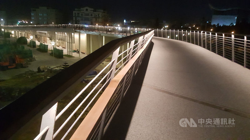 澎湖縣政府表示,位於馬公第三漁港港區的共融式公園「國際廣場」預計年底將完工,其中貫穿園區的地景長廊,更是愈夜愈美麗。中央社 109年11月5日