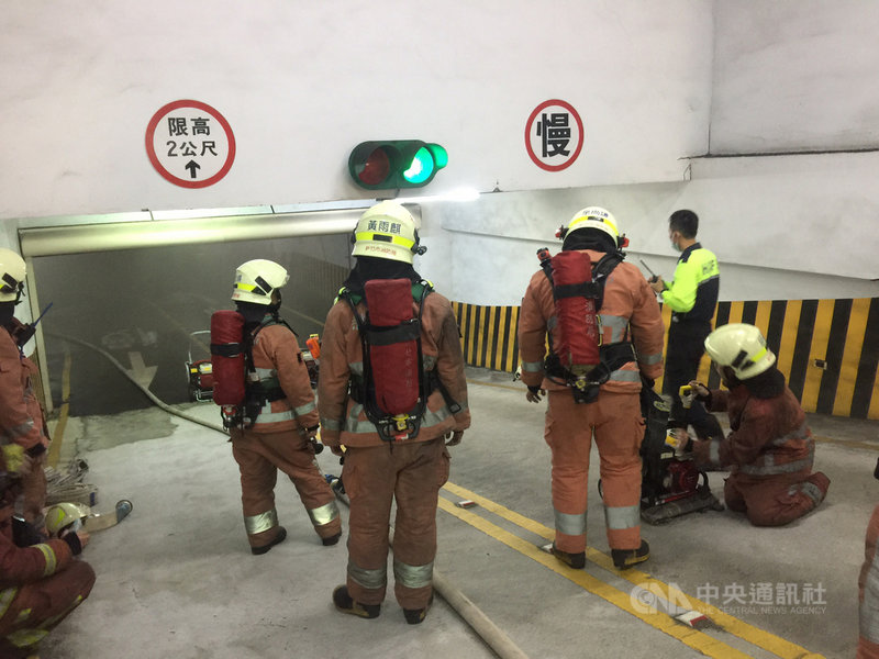 新竹市公道五路一處科技園區大樓地下室6日有一輛轎車起火燃燒,警消趕抵現場協助灌救,還出動機具將煙霧強制排出。(新竹市消防局提供)中央社記者魯鋼駿傳真 109年11月6日