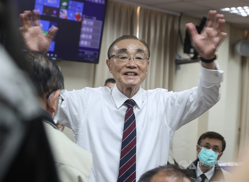 國民黨立委鄭天財5日針對原住民涉訟案質詢退輔會，因不滿主委馮世寬（中）回應，上前推擠並潑咖啡；馮世寬事後受訪表示，鄭天財提到退輔會欺負原住民，「是踩到我的紅線、踢到我的心」。中央社記者謝佳璋攝　109年11月5日