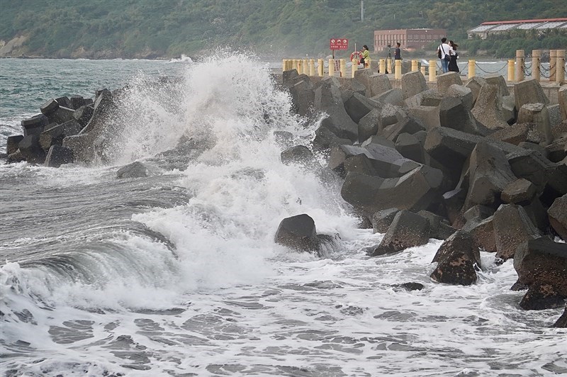 颱風閃電來襲,中央氣象局5日表示,沿海有長浪現象,民眾應避免從事海上活動,並隨時注意最新氣象資訊。中央社記者董俊志攝 109年11月5日
