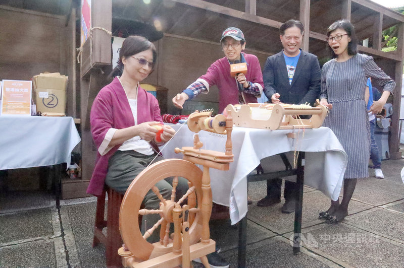 新北市政府與國立故宮博物院合作策劃「新北上河圖」創客市集,6日在故宮廣場舉行,鶯歌工商與職人合體,現場展示紡紗技術。(新北市教育局提供)中央社記者黃旭昇新北市傳真 109年11月6日