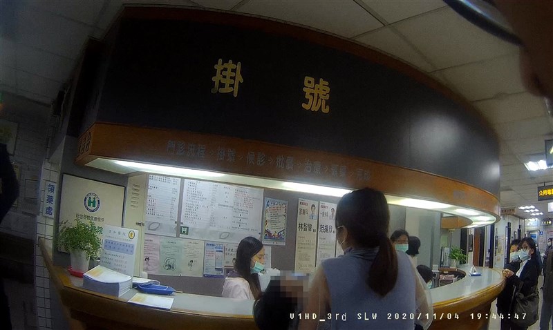 一名3歲女童日前突然痙攣,警方見家屬心急如焚且情況危急,立即上警車開啟警示燈和警鳴器,從頭城協助護送至礁溪杏和醫院,經醫護人員急救後女童已恢復意識,但仍須轉院觀察。(讀者提供)中央社記者王朝鈺傳真 109年11月6日