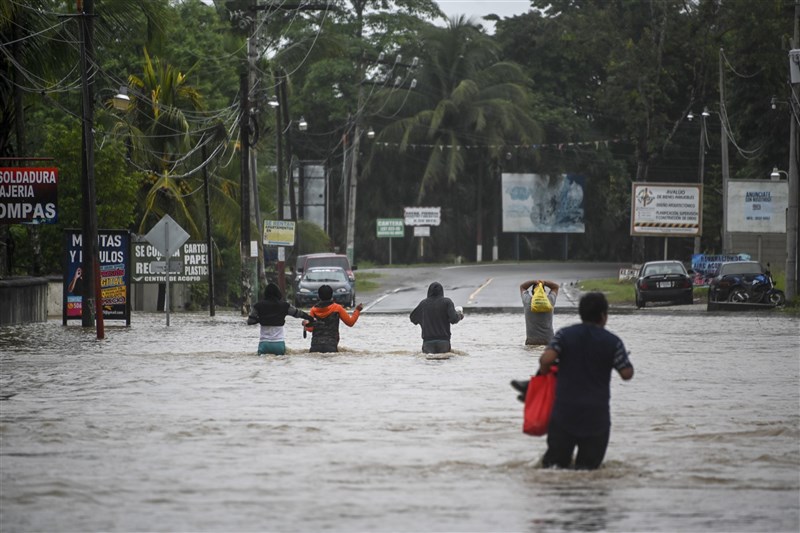 颶風伊塔減弱為熱帶低氣壓，仍為中美洲地區帶來豪雨以及洪災，瓜地馬拉的總統5日表示，已有超過50人罹難。（法新社）