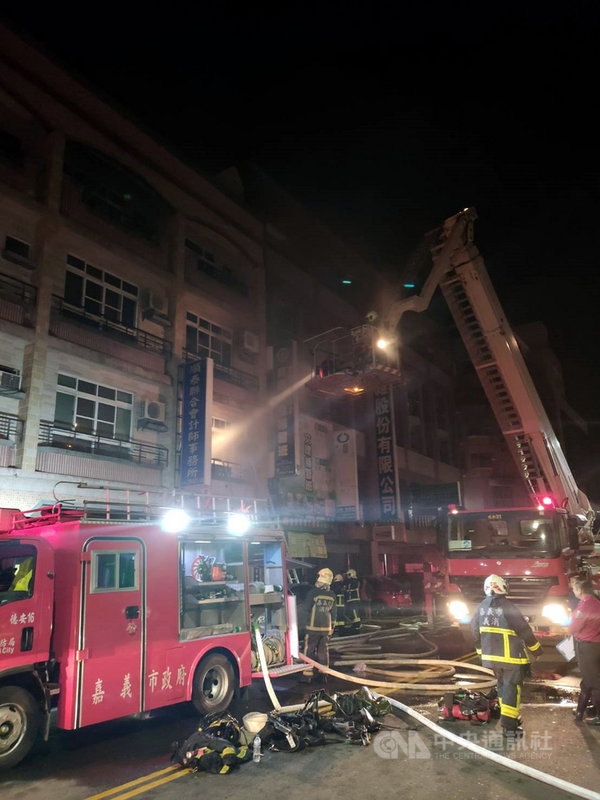 嘉義市大統路一棟4層樓透天厝6日凌晨發生火災，陳姓屋主一家6人順利逃生，其中屋主兒子、媳婦及2名孫子被雲梯車救下；6人遭濃煙嗆傷送醫。（嘉義市消防局提供）中央社記者黃國芳傳真　109年11月6日
