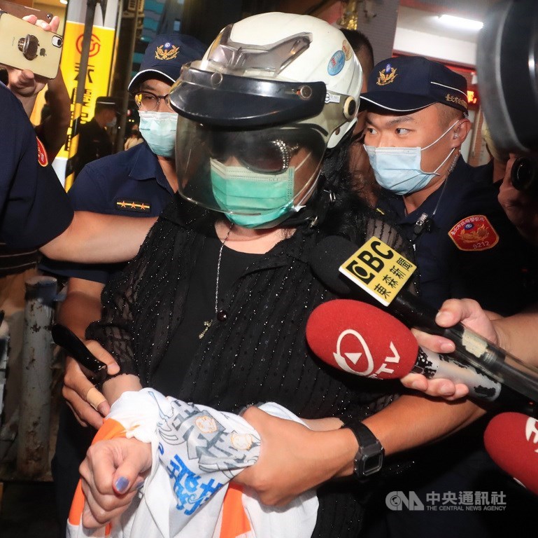 資深藝人鄭惠中(前中)8月到台北賓館的已故前總統李登輝追思會場潑漆,台北地方檢察署偵查終結,依毀損罪等起訴。(中央社檔案照片)