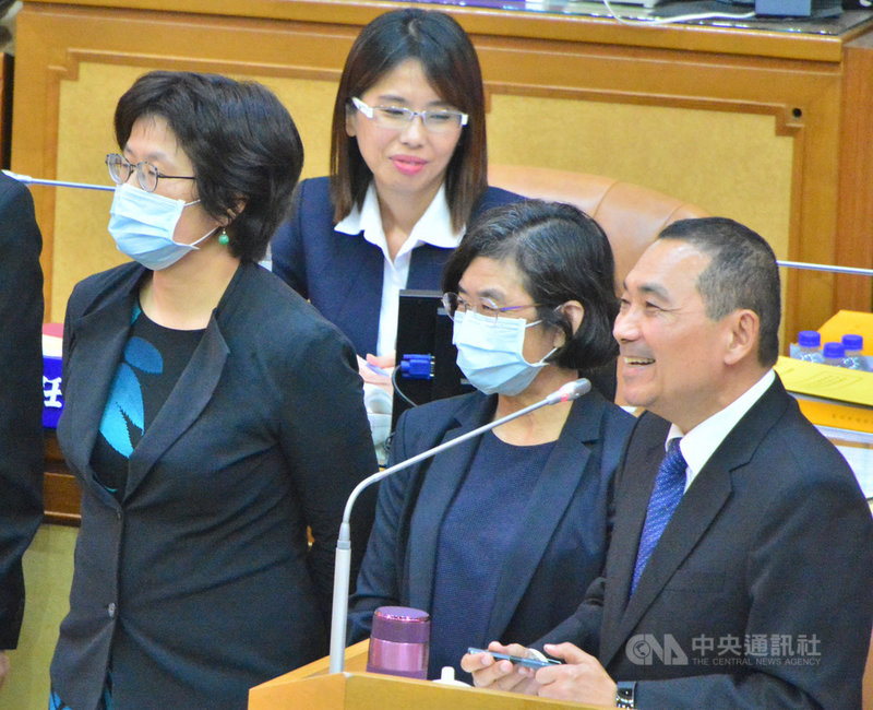 新北市長侯友宜(右)赴市議會報告110年度新北市總預算案,歲入共新台幣1658億餘元,歲出共1801億餘元,歲入、歲出差短143億餘元,連同債務償還1082億元,共需融資調度1225億餘元。中央社記者黃旭昇新北市攝 109年11月6日