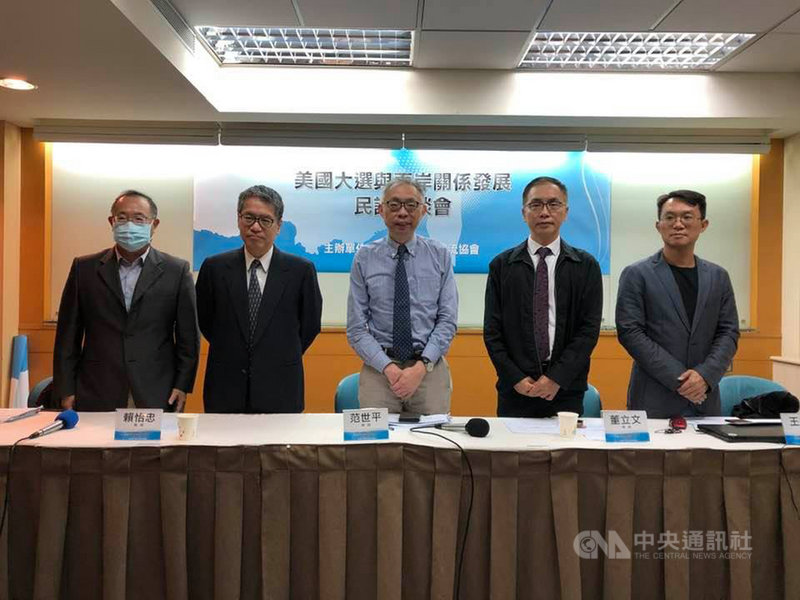 中華亞太菁英交流協會7日舉行記者會,公布「美國總統大選與兩岸關係發展」調查結果,金門大學國際暨大陸事務學系教授盧政鋒(左起)、台灣智庫諮詢委員賴怡忠、中華亞太菁英交流協會理事長范世平、台灣國家政策研究協會諮詢委員董立文、中華亞太菁英交流協會秘書長王智盛共同與談。中央社記者吳柏緯攝 109年11月7日
