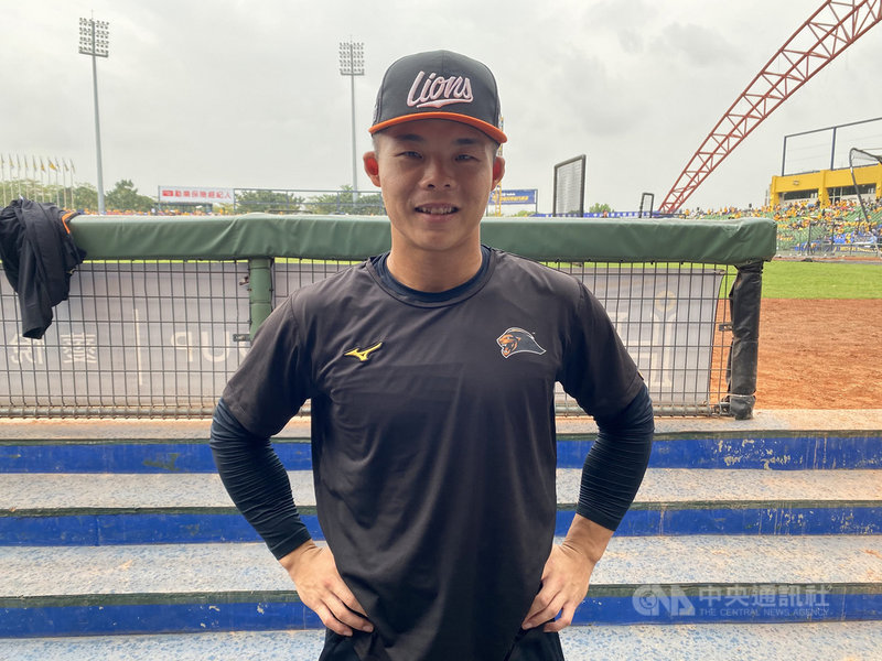 中華職棒31年7戰4勝制台灣大賽持續展開,第6戰7日在台中舉行,統一獅隊生涯首次打總冠軍賽的江亮緯獲先發機會,將擔任開路先鋒、守中外野。中央社記者楊啟芳攝 109年11月7日