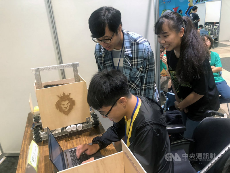 20歲青年陳威澔（前）罹患先天性多發關節硬化症，造成重度肢障，但他憑藉著對機器人的熱愛，今年和同學組隊參加TDK盃全國大專校院創思設計與製作競賽，陳威澔負責程式設計，全隊齊心成功闖進8強。中央社記者趙麗妍攝　109年11月7日